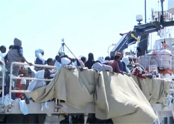 Sbarco a Crotone della motonave “Phoenix” con a bordo 650 migranti