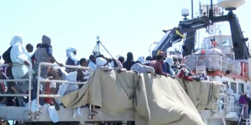 Sbarco a Crotone della motonave “Phoenix” con a bordo 650 migranti