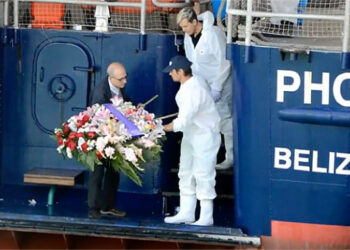 Sbarco a Crotone della motonave “Phoenix” con a bordo 650 migranti