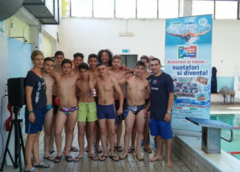Sessanta studenti a “scuola” di nuoto dai Nuotatorikrotonesi