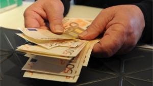 Si indebita per pagare gli studi al figlio e finisce nella morsa dell’usura, accusati due cugini