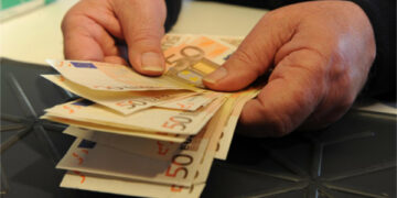 Si indebita per pagare gli studi al figlio e finisce nella morsa dell’usura, accusati due cugini