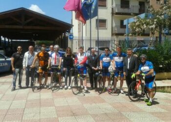 Tre ciclisti della “staffetta della memoria” giunti alla Questura di Crotone