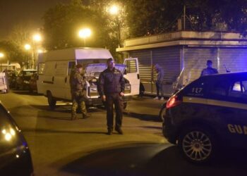 Trasbordavano abbigliamento rubato da un furgone alle autovetture, colti in flagrante dalla Finanza