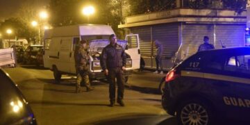 Trasbordavano abbigliamento rubato da un furgone alle autovetture, colti in flagrante dalla Finanza