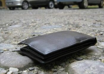 Turista perde portafogli nel centro storico di Cirò, ritrovato da due signore e restituito coi soldi