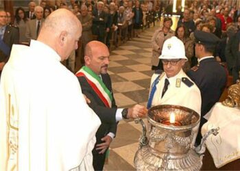 Un cero acceso dal Sindaco Pugliese, simbolo del legame tra la comunità e Maria di Capo Colonna