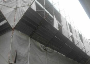 Disagi per gli eterni ponteggi del vescovado: #cariatipulita chiede di tutelare la sicurezza dei cittadini