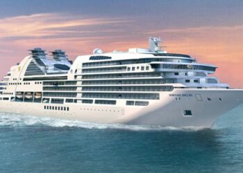 La Nave “Seabourn Encore” al porto di Crotone il 10 maggio