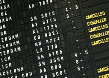 Voli cancellati, Corte UE: il vettore aereo deve indennizzare i passeggeri non informati in tempo