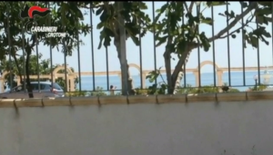 Andava a far Selfie in spiaggia durante il lavoro, denunciata collaboratrice scolastica di Strongoli1