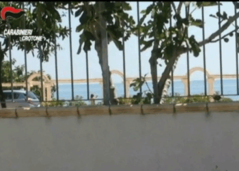 Andava a far Selfie in spiaggia durante il lavoro, denunciata collaboratrice scolastica a Strongoli