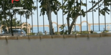 Andava a far Selfie in spiaggia durante il lavoro, denunciata collaboratrice scolastica a Strongoli