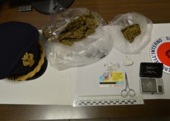 Arrestato spacciatore 28enne crotonese, trovato in possesso di una busta all’interno marijuana e della cocaina
