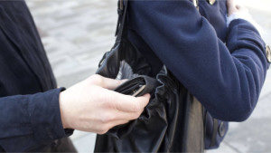 Borseggiatore in trasferta al Cimitero, arrestato dalla Polizia di Stato