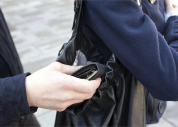 Borseggiatore “in trasferta” al Cimitero, arrestato dalla Polizia di Stato