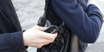 Borseggiatore “in trasferta” al Cimitero, arrestato dalla Polizia di Stato