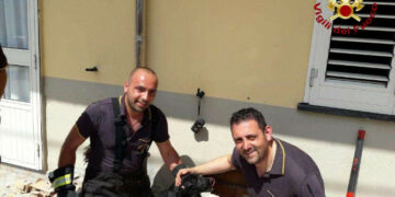 Cane intrappolato nell’intercapedine di un muro a Isola Capo Rizzuto, salvato dai Vigili del Fuoco