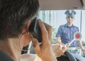 Controlli serrati della Polizia sull’uso del telefono durante la guida nella provincia di Crotone