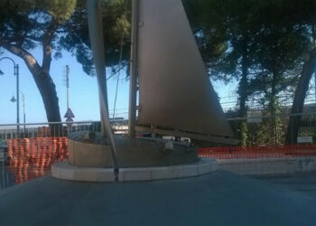 Crotone, la fontana di piazza Rino Gaetano cambia look