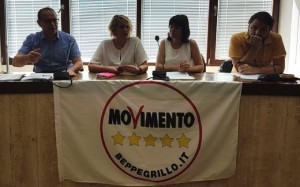 Foto conferenza 5stelle su aeroporto Crotone