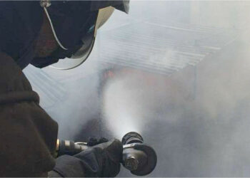 Incendio in un magazzino a Catanzaro, rapido intervento dei Vigili del Fuoco