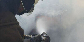 Incendio in un magazzino a Catanzaro, rapido intervento dei Vigili del Fuoco