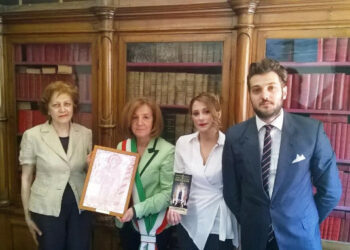 La Confraternita Mariana di Capocolonna dona un quadro al Comune di Crotone