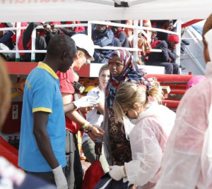 Sbarcati 507 migranti a bordo della motonave Vos Hestia al Porto di Crotone