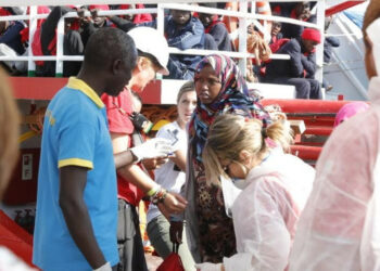 Sbarcati 507 migranti a bordo della motonave “Vos Hestia” al Porto di Crotone