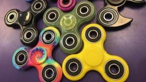 Sequestrati 572 “hand spinner” pericolosi e articoli contraffatti