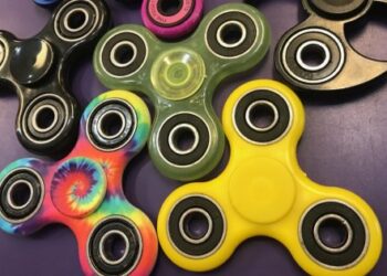 Sequestrati 572 “hand spinner” pericolosi e articoli contraffatti