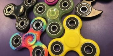 Sequestrati 572 “hand spinner” pericolosi e articoli contraffatti