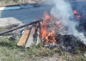 Sorpreso mentre alimenta un cumulo di rifiuti in fiamme a Crotone