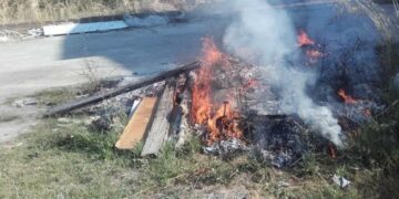 Sorpreso mentre alimenta un cumulo di rifiuti in fiamme a Crotone