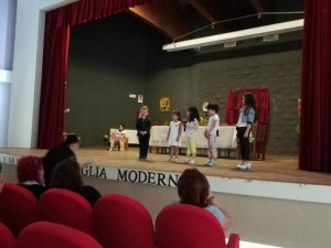 Una vera scena teatrale la recita di fine anno scolastico dell'asilo Il Bosco Incantato3