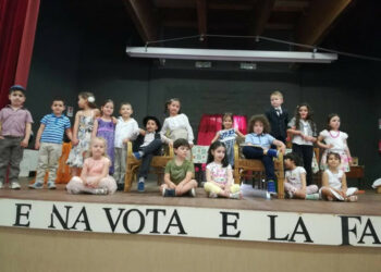 “A famijia e na vota”, una vera scena teatrale la recita di fine anno dell’asilo “Il Bosco Incantato”