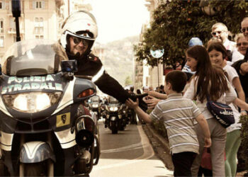 Visita scolaresca nella Sezione Polizia Stradale di Crotone