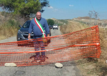Bloccata la strada per Casabona, Protesta in corso del Sindaco Carvello