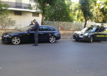 Controlli della Finanza ad autovetture di lusso, sequestrati oltre 100 autoveicoli