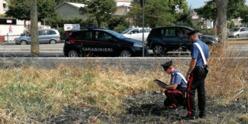 Appiccano incendio nel quartiere “Trecento alloggi” di Crotone: Arrestato piromane dai Carabinieri