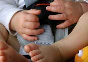 Dimentica chiusa in auto bimba di 1 anno, salvata dalla Polizia