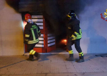 Esplosione nel centro di Crotone, in fiamme un centro scommesse