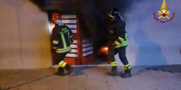 Esplosione nel centro di Crotone, in fiamme un centro scommesse