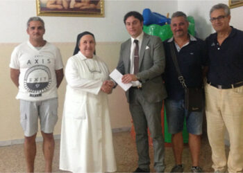 Gesto di solidarietà compiuto dall’associazione Fidelitas in favore di due ragazzi bisognosi