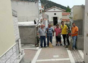 Crucoli, giornata ecologica al cimitero