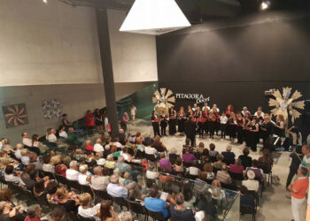 Gli artisti greci concludono la tournée italiana nella cittadina pitagorica della Magna Grecia