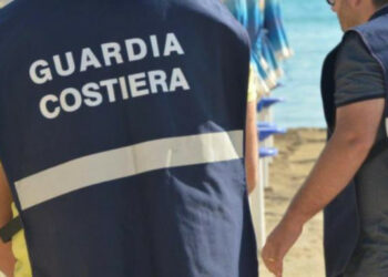 Sorpresi a pescare ricci nelle acque di Torre Melissa