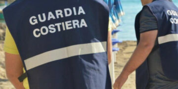 Sorpresi a pescare ricci nelle acque di Torre Melissa