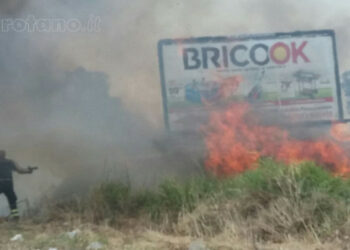 Inferno di fuoco e fiamme in zona Cellulosa sulla SS106 a Crotone